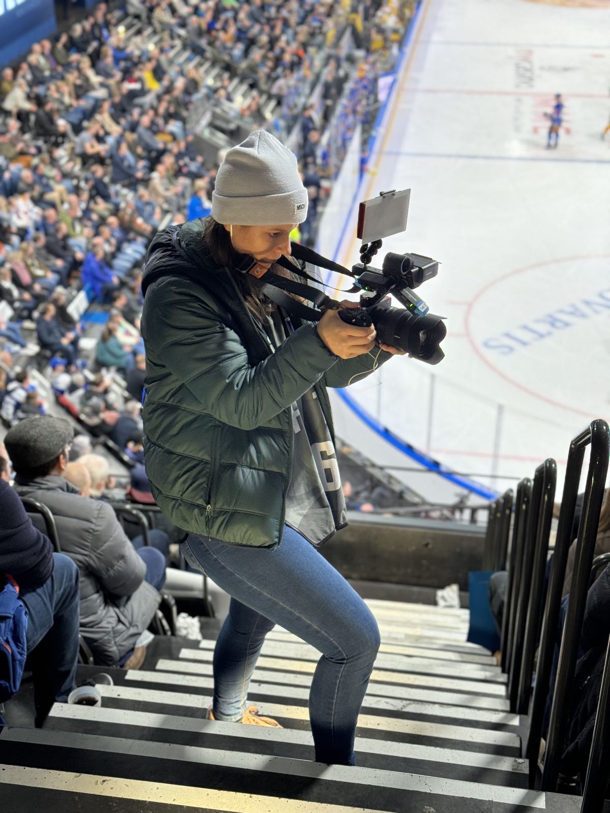 Martina Baltisberger beim Dreh im Stadion
